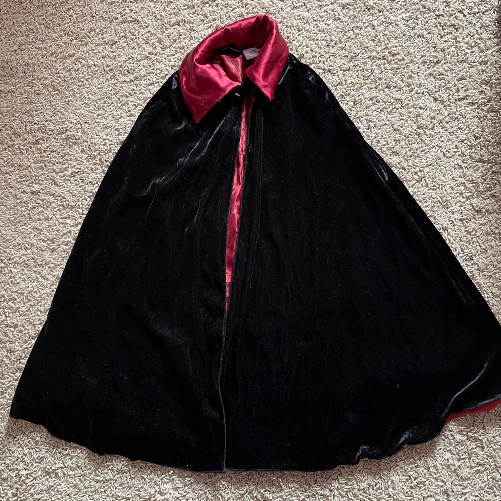 Hallow’s Eve Kids Vampire Cape – Black & Red Velvet, One Size (4–10 yrs)